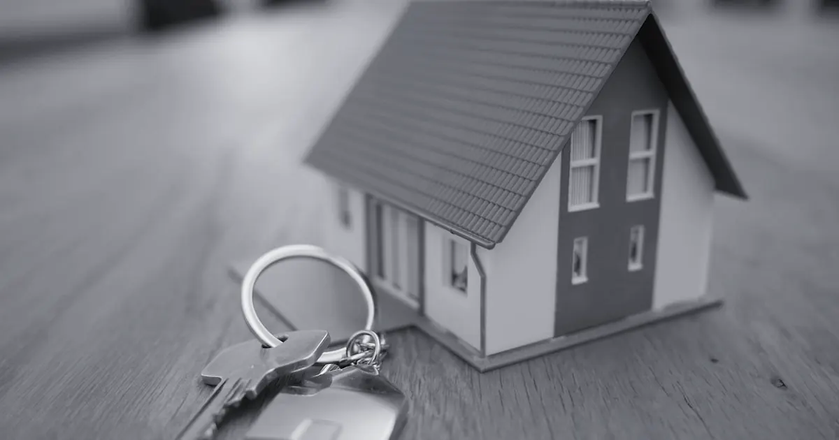 Casa y llaves sobre contrato hipotecario