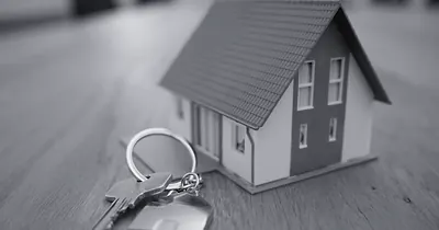 Casa y llaves sobre contrato hipotecario