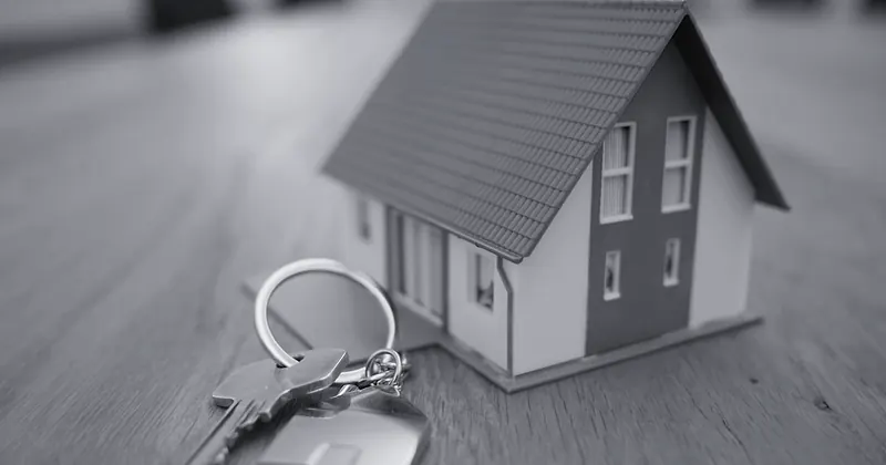 Casa y llaves sobre contrato hipotecario